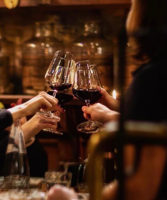 Ly rượu của thành công: Vì sao doanh nhân chọn rượu để kết nối?